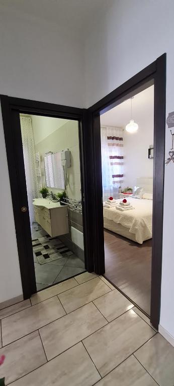una camera con 2 porte scorrevoli in vetro e una camera da letto di Appartamento Natalia Verona a Verona