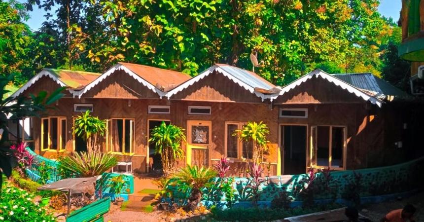 Akarshan Bono Bunglow في لاتاغري: منزل أمامه حديقة