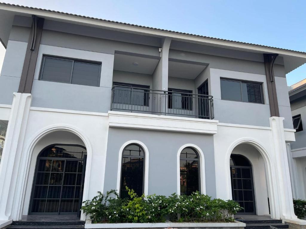 Green Bay Luxury Villa Sonase Vân Đồn : مبنى أبيض مع شرفة عليه