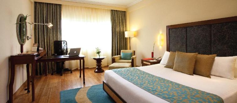 Postel nebo postele na pokoji v ubytování Vivanta Bengaluru Residency Road