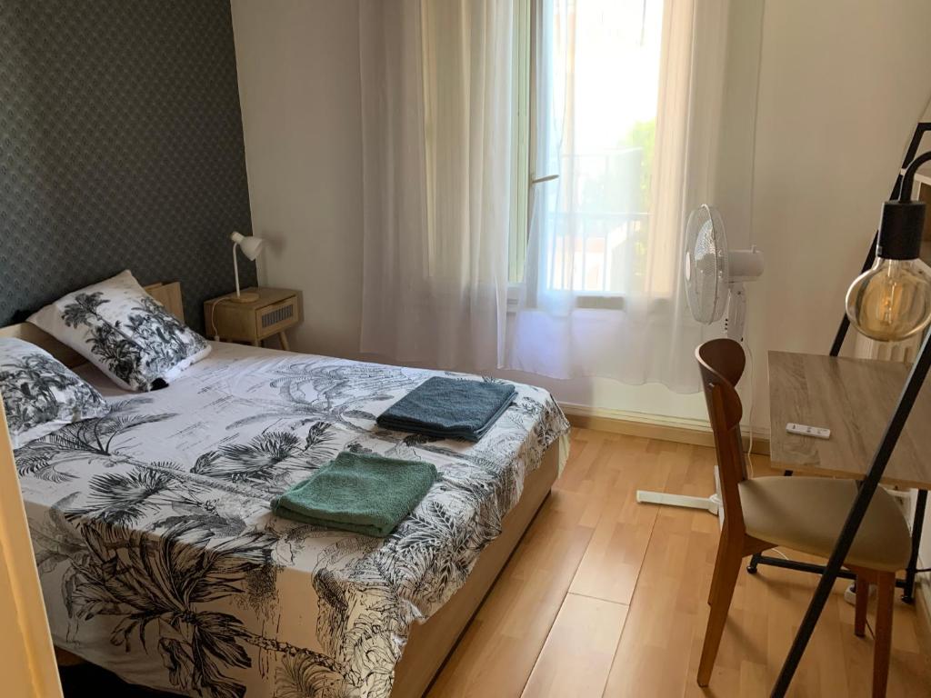 Ένα ή περισσότερα κρεβάτια σε δωμάτιο στο Appartement spacieux à 2km du circuit, proche tram, circuit à 8 en tram