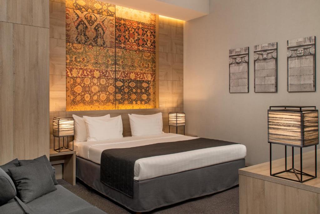 Postel nebo postele na pokoji v ubytování Republica Hotel Yerevan