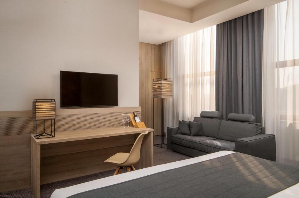 TV a/nebo společenská místnost v ubytování Republica Hotel Yerevan