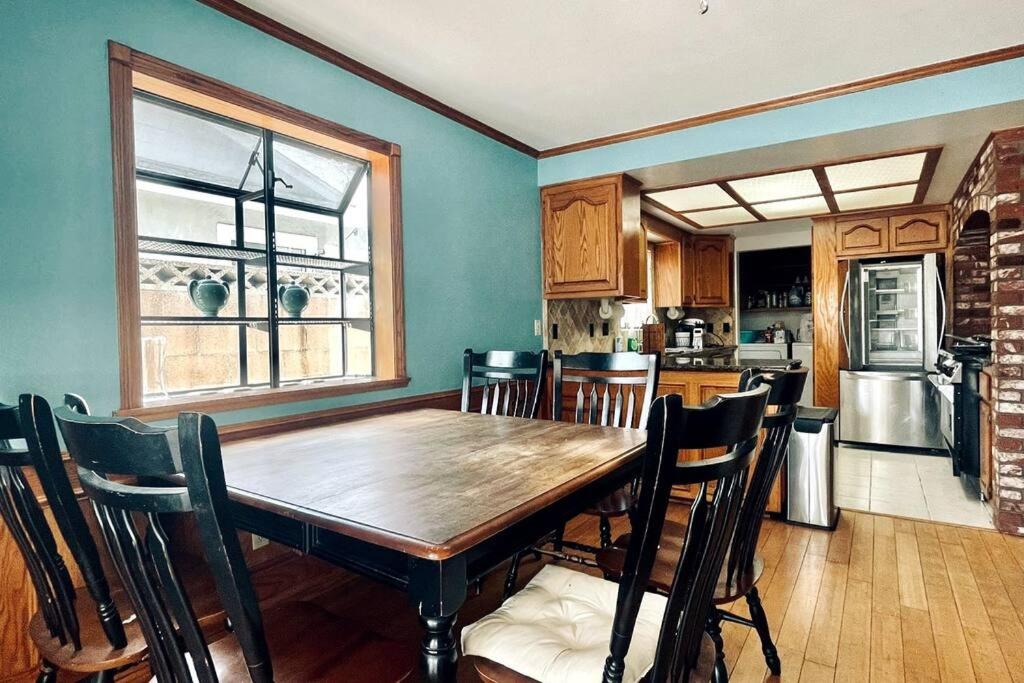 cocina con mesa de comedor de madera y sillas en Cozy home near beach en Port Hueneme