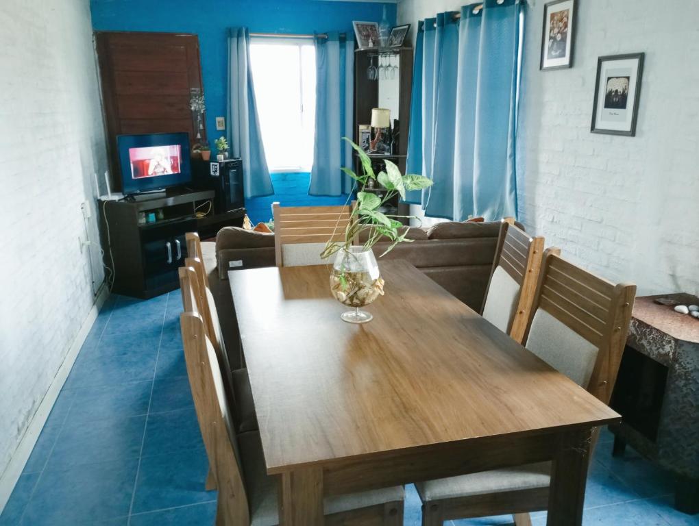 ein Esszimmer mit einem Holztisch und einem Sofa in der Unterkunft Tu hospedaje soñado in Durazno