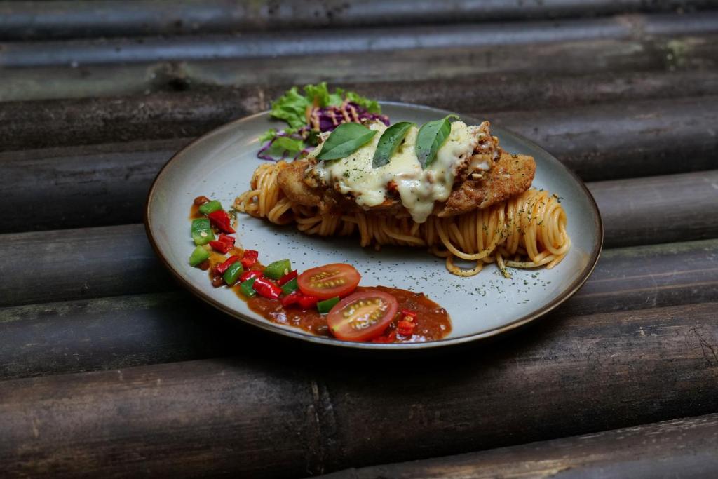 Makanan di atau berdekatan hotel