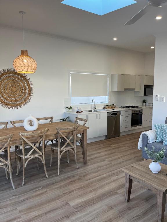BIG4 Tasman Holiday Parks - Racecourse Beach - Deluxe Family Villa (3BR)
