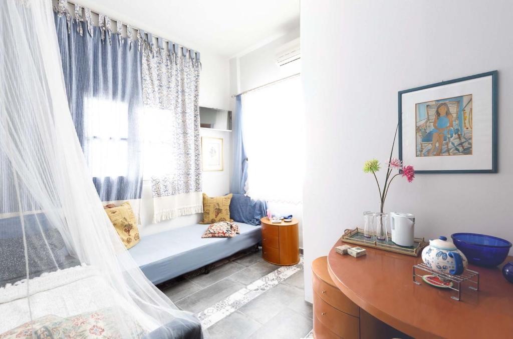 un soggiorno con divano e finestra di Best Located Melina Escape a Kalamáta