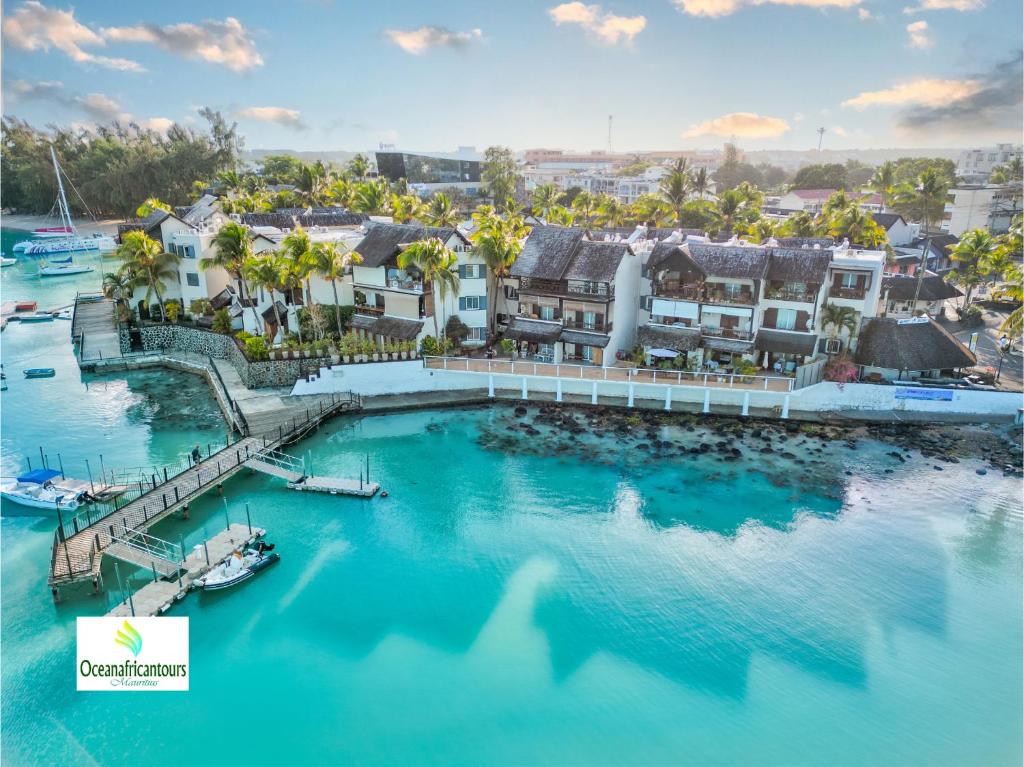 Sunset Boulevard Beachfront Apartment with Breakfast, Grand Baie