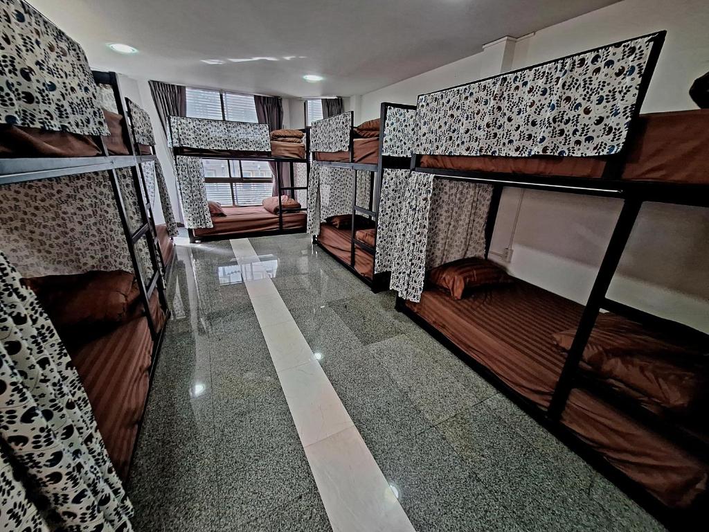 Cette chambre dispose de lits superposés. dans l'établissement Cody Backpackers CNX, à Chiang Mai