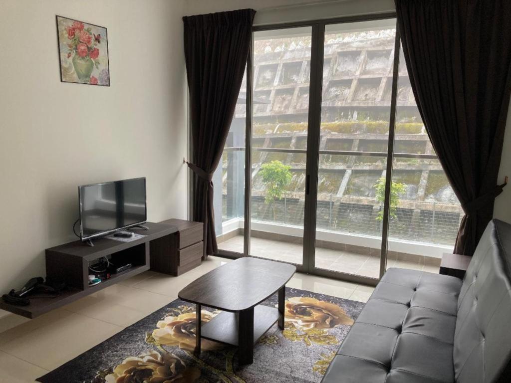 ein Wohnzimmer mit Couch und großem Fenster in der Unterkunft SmileHome - Palas Horizon Residence 3R2B Apartment in Brinchang