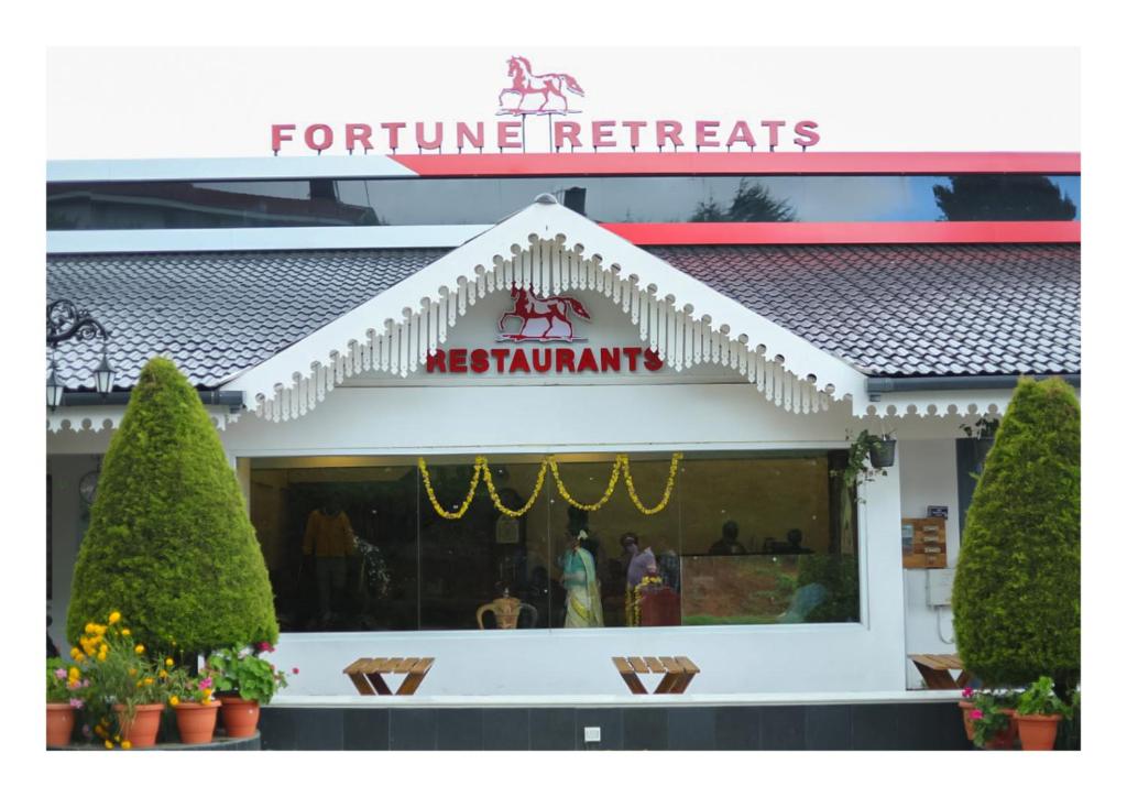 un restaurante de comida rápida con un cartel que dice retiro de la fortuna en Fortune Retreats, en Ooty