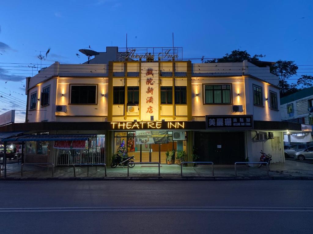 a building with a theatre inn on the side of the street at Theatreinn Sri Aman in Sri Aman
