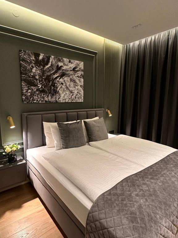 een slaapkamer met een groot bed in een kamer bij DOM Boutique Apartments - Verde in Belgrado