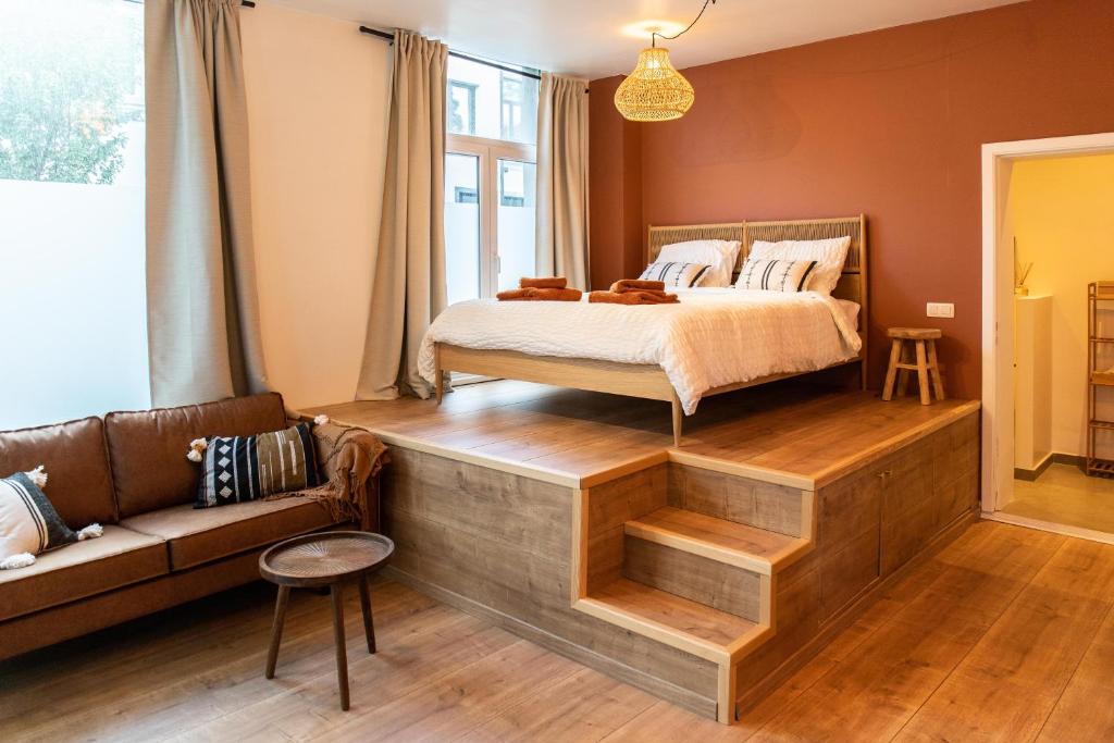 1 dormitorio con cama y sofá en Romantische Studio in Harmoniewijk, en Amberes