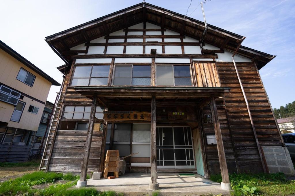 une maison en construction avec une terrasse couverte dans l'établissement Minsyuku Mirai - Vacation STAY 94810v, à Tōkamachi
