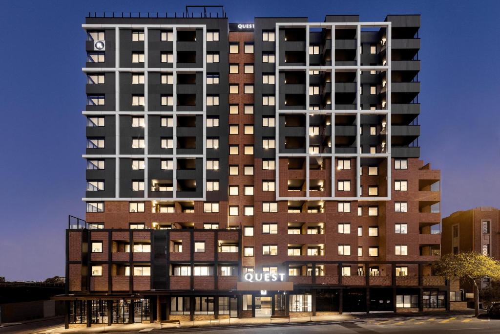 吉朗Quest Geelong Central的一座高大的建筑,上面写着鬼字