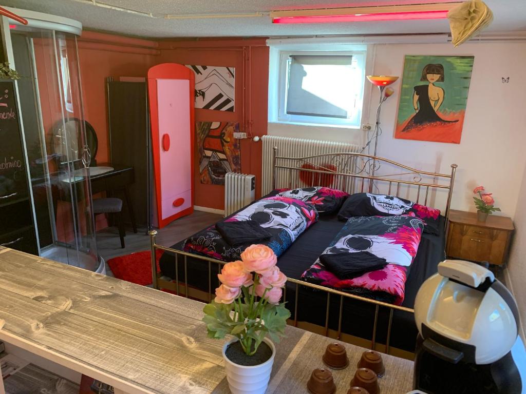 Un dormitorio con 2 camas y una mesa con flores. en Crazy Room en Schladming