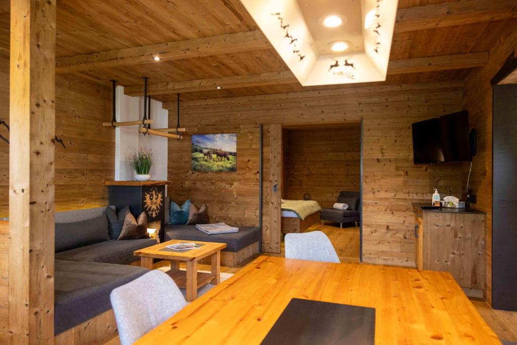 TV a/nebo společenská místnost v ubytování Chalet Heidi