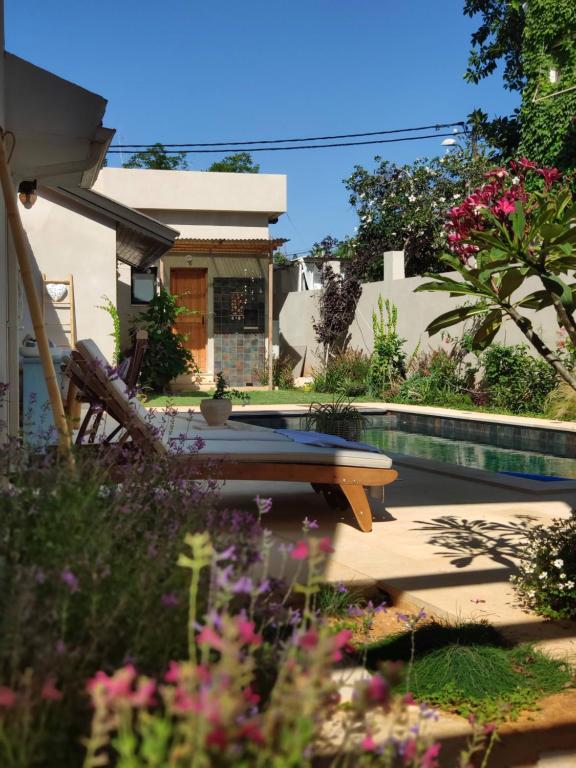 a backyard with a swimming pool and a house at בקתה במרכז המושבה in Pardes H̱anna