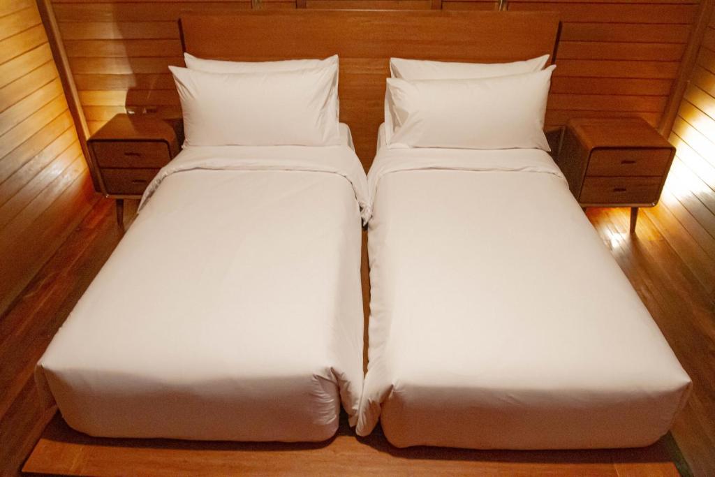 Een bed of bedden in een kamer bij Point of View Hotel & Resort Majalengka