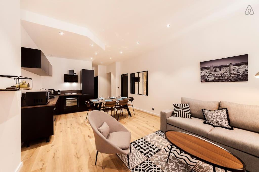 un salon avec un canapé et une table dans l'établissement 70m2 de pur bonheur en plein centre - Rhône AIL, à Lyon