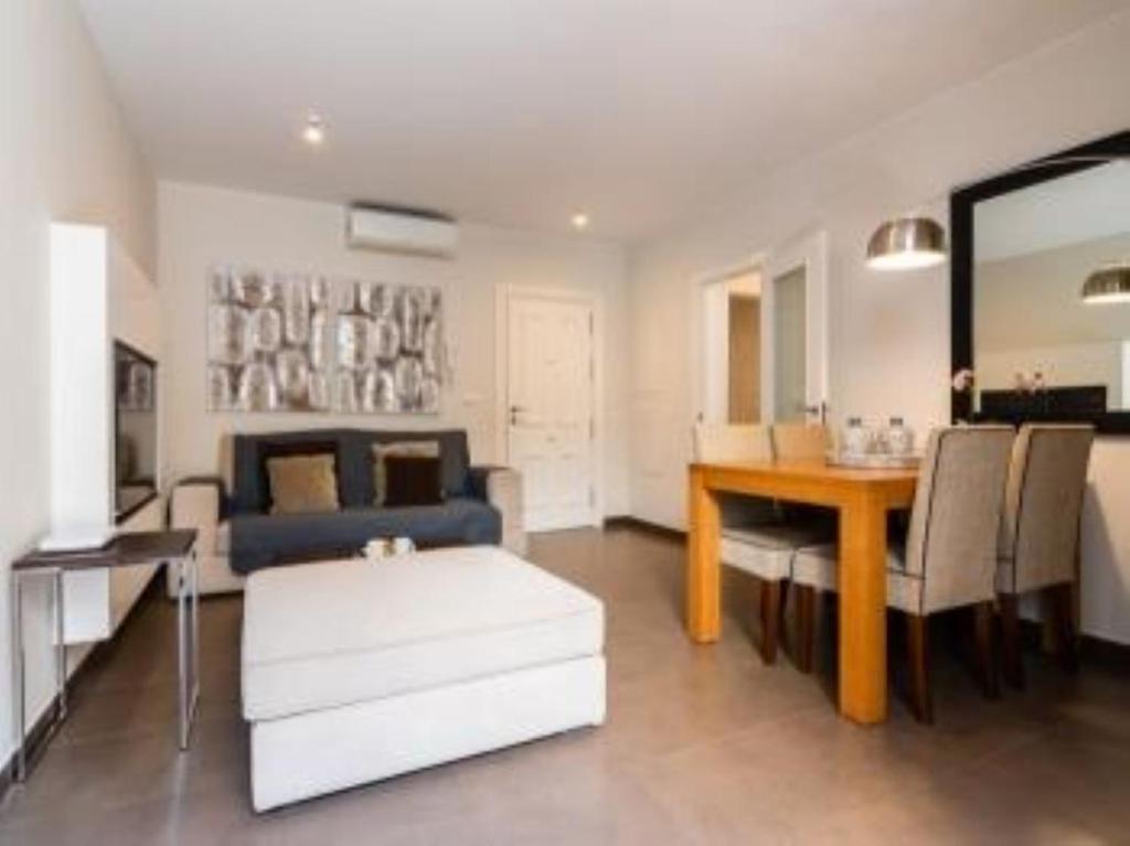 A bed or beds in a room at tuGuest S.Pedro Apartments