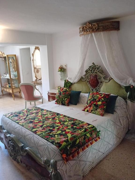 ein Schlafzimmer mit einem großen Bett mit Baldachin in der Unterkunft Relais dei Mori Home Palermo in Casteldaccia
