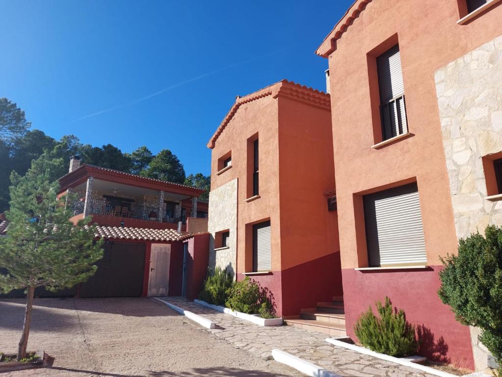 a house with a driveway in front of it at La Atalaya de Villalba in Cuenca