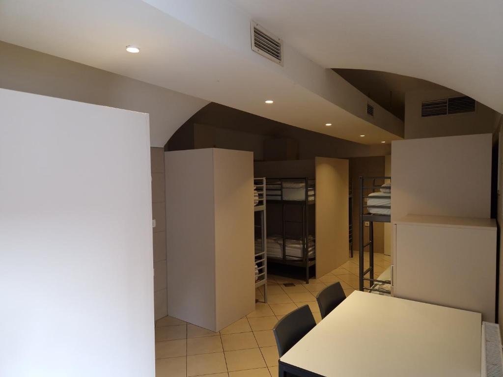 Kuchyň nebo kuchyňský kout v ubytování Most Hostel