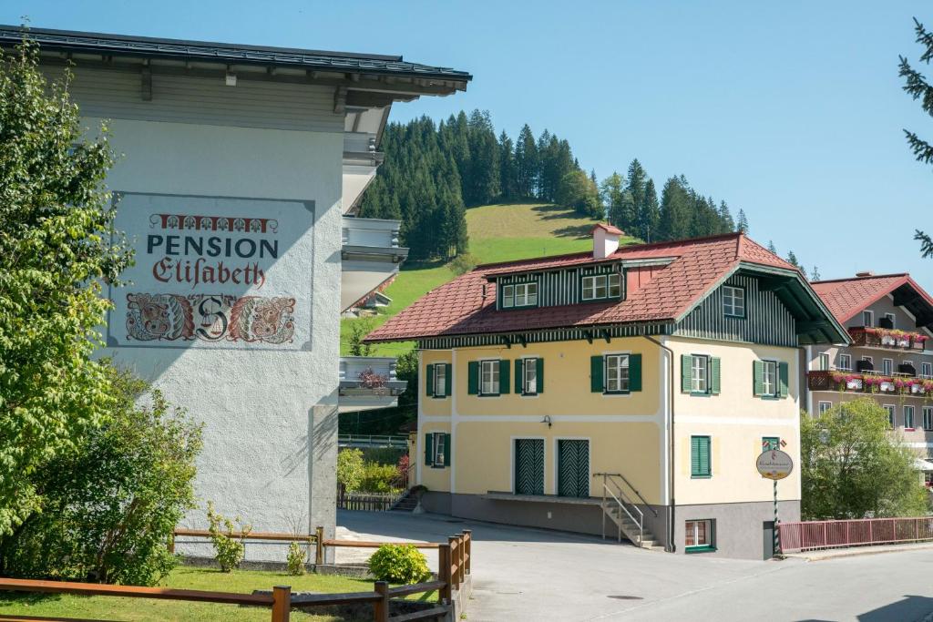 un edificio con un cartel que lee la primera calificación de pensión en Ferienhaus Elisabeth, en Russbach am Pass Gschütt
