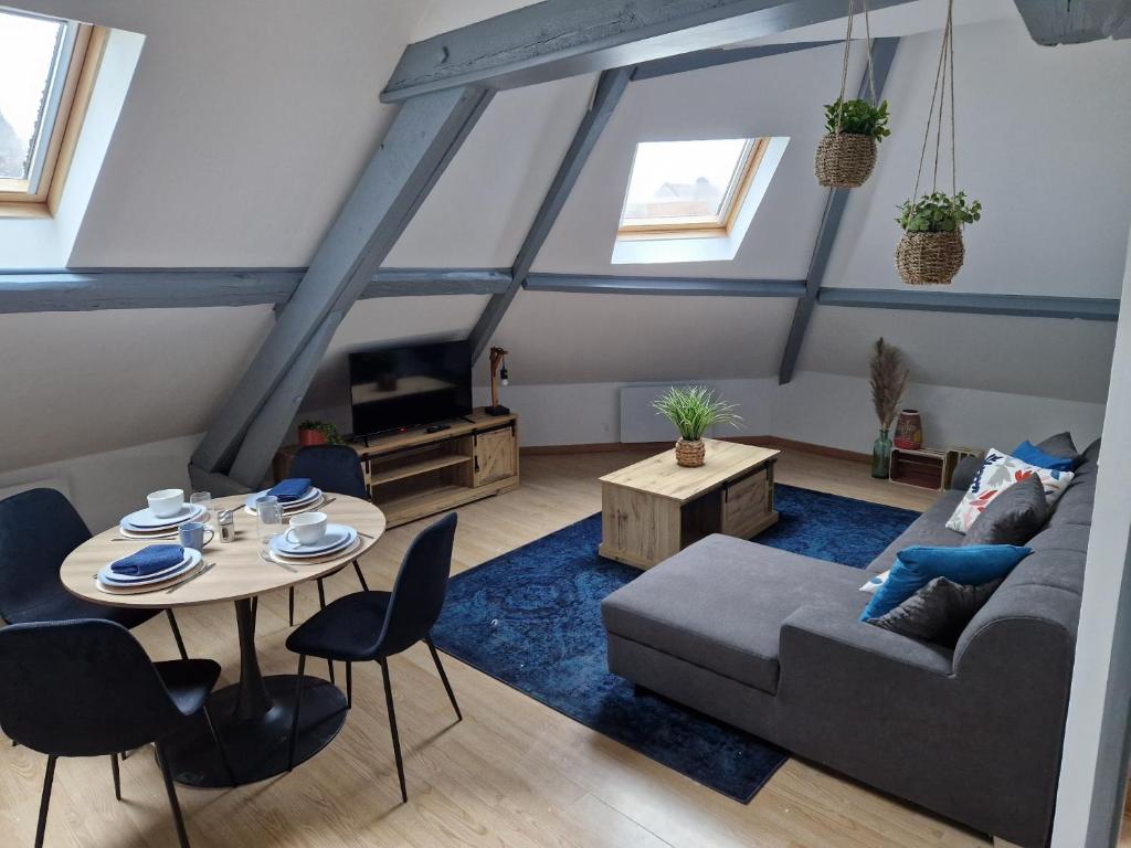 T2 tout confort, idéal séjour pro : غرفة معيشة مع أريكة وطاولة