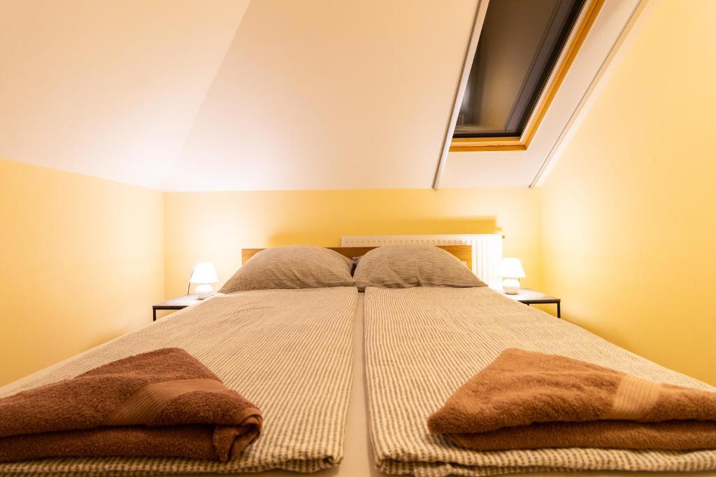 Postel nebo postele na pokoji v ubytování Szelidi Apartmanok