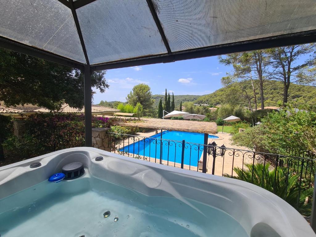 uma banheira com vista para uma piscina em Villa Jacelia em Sa Pobla