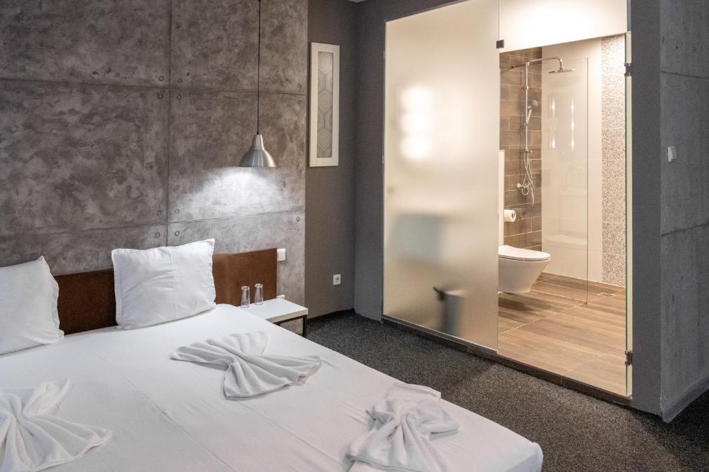 A bed or beds in a room at Art Hotel Simona