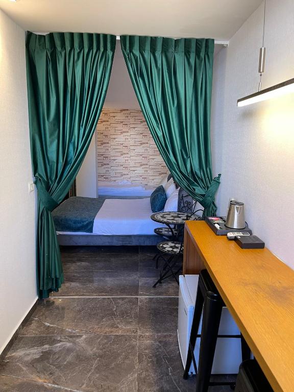 Postel nebo postele na pokoji v ubytování Lago Suites Hotel