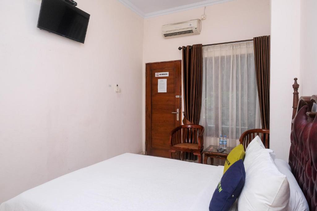 Postel nebo postele na pokoji v ubytování Urbanview Syariah Wisma Wongso Borobudur