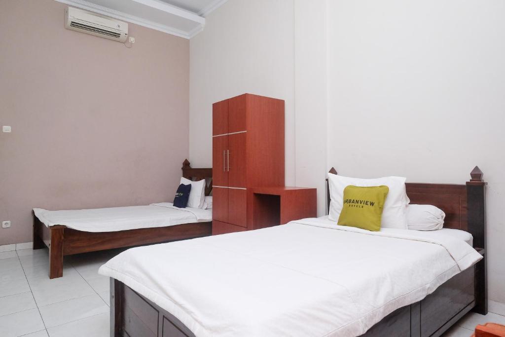 Postel nebo postele na pokoji v ubytování Urbanview Syariah Wisma Wongso Borobudur