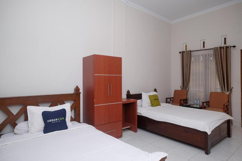 Postel nebo postele na pokoji v ubytování Urbanview Syariah Wisma Wongso Borobudur