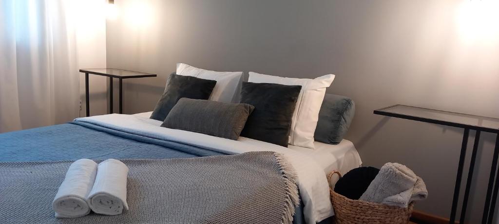 uma cama com almofadas e toalhas por cima em AnJa Apartment em Sandomierz