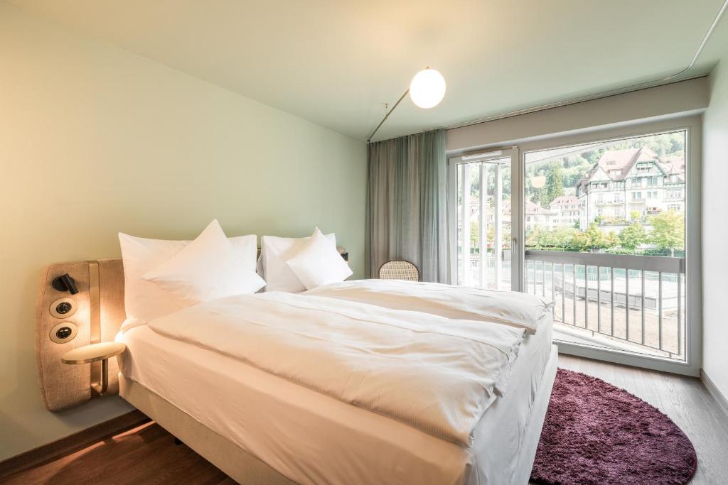 Uma cama ou camas num quarto em Hotel Aare Thun
