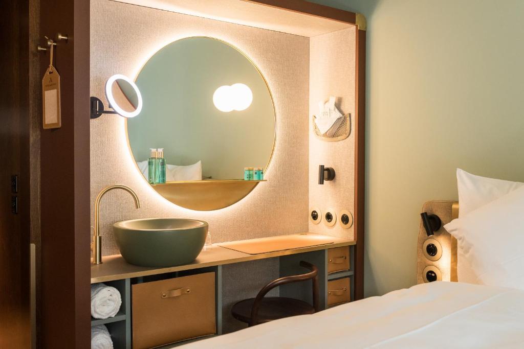 Uma cama ou camas num quarto em Hotel Aare Thun