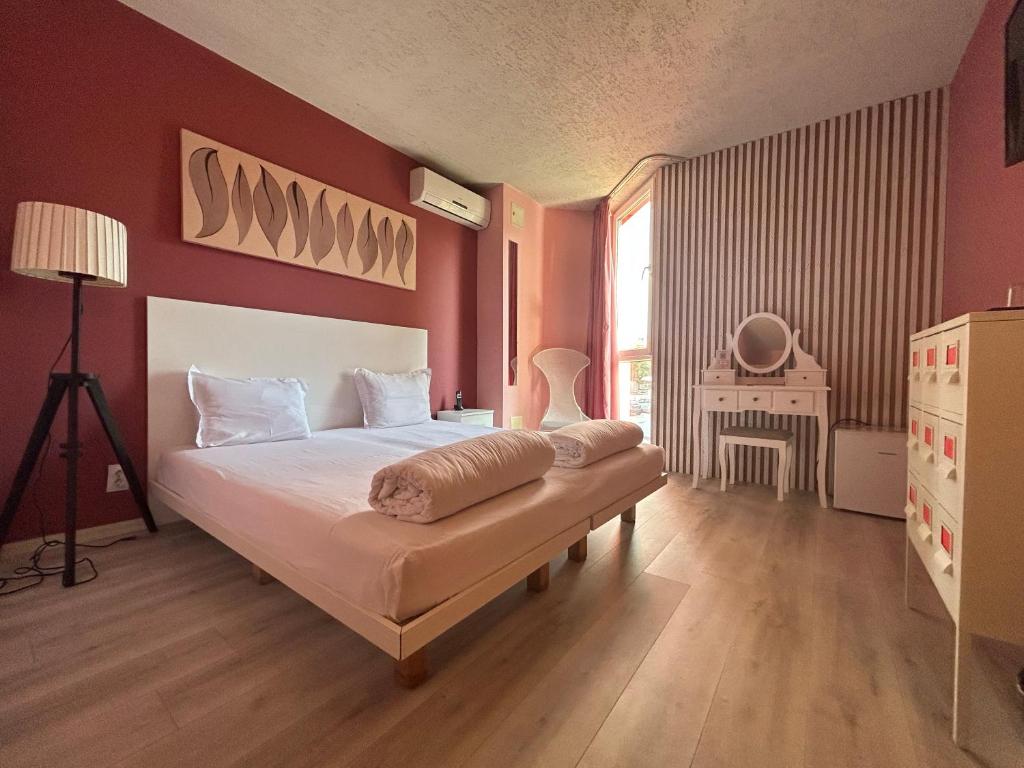 A bed or beds in a room at Art Hotel Simona