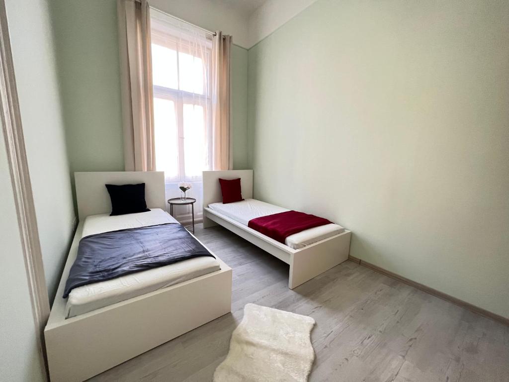 Postel nebo postele na pokoji v ubytování Baross Apartment with Convenience and Style