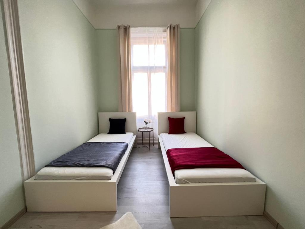 Postel nebo postele na pokoji v ubytování Baross Apartment with Convenience and Style