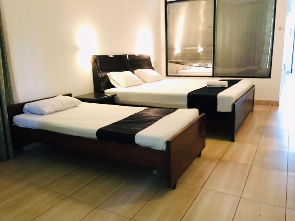 ein Hotelzimmer mit 2 Betten und einem Spiegel in der Unterkunft Freedom Hotel & Hostel in Bokundara