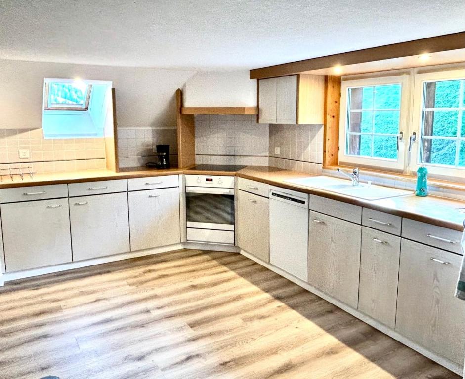 Kuchyň nebo kuchyňský kout v ubytování Wunderschöne Maisonette-Ferienwohnung in stattlichem Toggenburgerhaus