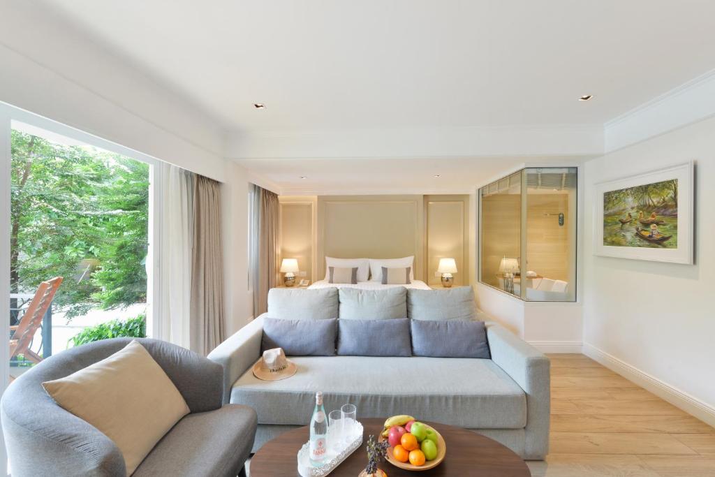 The Beverly Hotel Pattaya - 可使用泳池的套房 - 带起居区和阳台