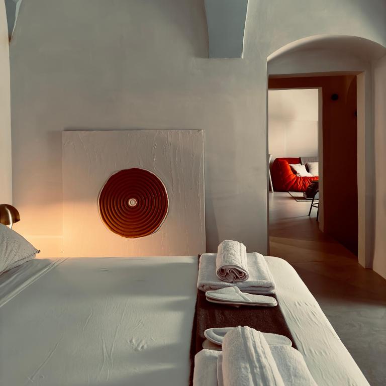 - une chambre avec un lit et 2 serviettes dans l'établissement Stanza22, à Ceglie Messapica