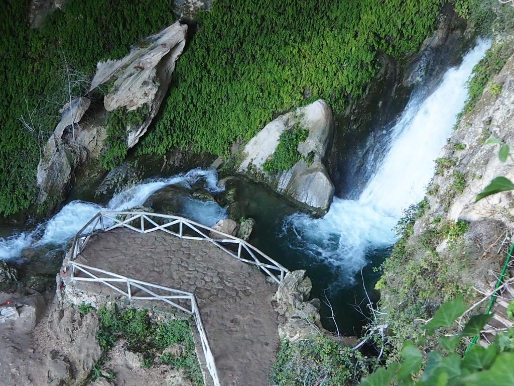 una vista aérea de un río con un puente en Casa Alcaida, en Quesada